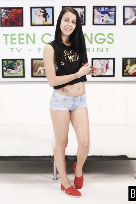 Темноволосую молоденькую Алэйну Кристар обманом вовлекают в секс на диване для кастинга 2