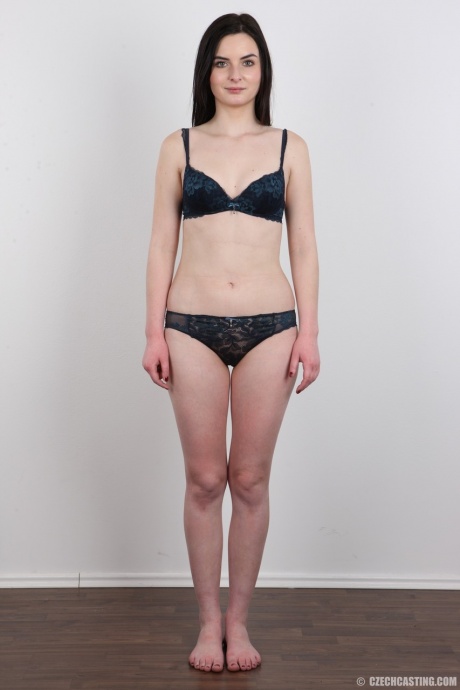 Брюнетка-любительница оживляет свою скучную жизнь, позируя в костюме для дня рождения 7