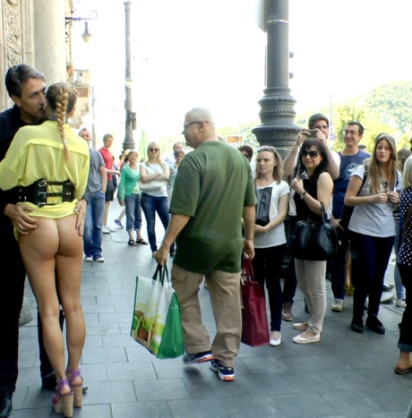 Грудастая блондинка вынуждена обнажаться на публике перед публичными половыми актами 5