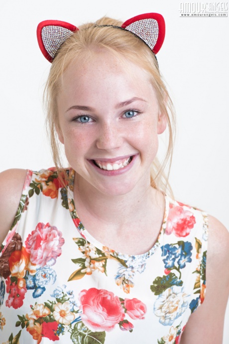 Симпатичная девушка-подросток со светлыми волосами и мышиными ушками раздевается до носков и каблуков 1