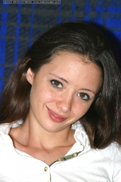 Школьница Сабрина дебютирует обнаженной моделью в грязных белых носках 3