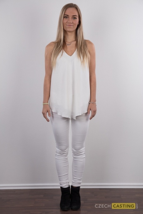 Высокая любительница Маркета стоит полностью одетая, а затем совершенно обнаженная сама по себе 2