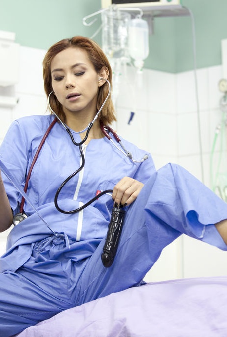 Латиноамериканская медицинская работница Вероника Лил мастурбирует на работе, пока не кончает 4