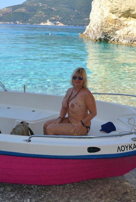 Мускулистая большая обнаженная Крисси голышом управляет своей лодкой, чтобы позагорать на своих круглых пухлых сиськах 1