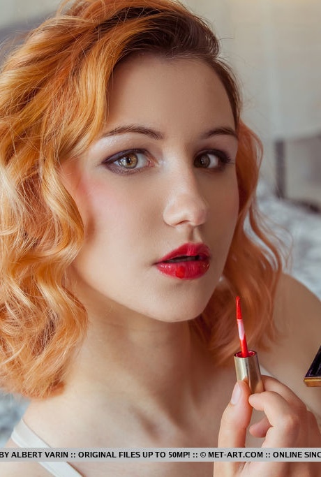 Сексуальная рыжеволосая Спайс снимает свои нейлоновые чулки после того, как подкрасила свои красные губы 2