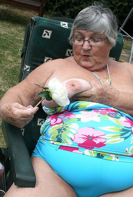 Непослушная любительская бабуля Либби вставляет бутылку в свою толстую киску в саду 6