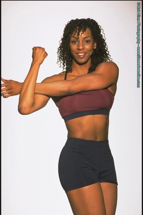Чернокожая фитнес-модель Мэдисон Чейз также позирует в спортивной одежде и нижнем белье 10