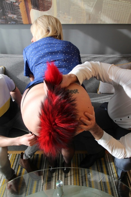 Блондинка постарше щеголяет анальной пробкой из лисьего хвоста перед тем, как трахнуть пару молодых людей 8