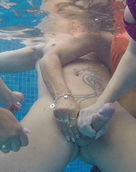 Милая блондинка Сьюзи постарше и ее подружка дрочат член парня под водой в бассейне 13