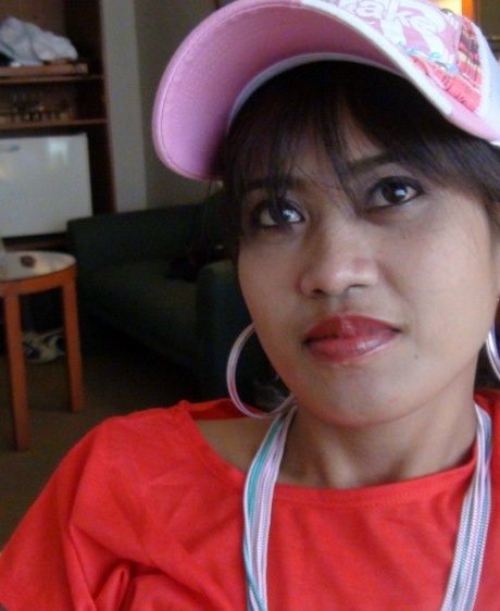 Азиатская любительница получает сперму в открытый рот после того, как отсосала член в бейсболке 4