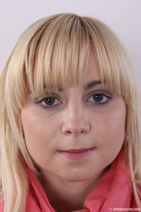 Пухленькая блондинка снимает с себя одежду, пока не оказывается голой у стены 1