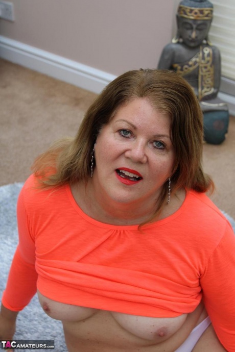 Пожилая любительница Кассандра из Великобритании сама моделирует и тоже сосет члены 8
