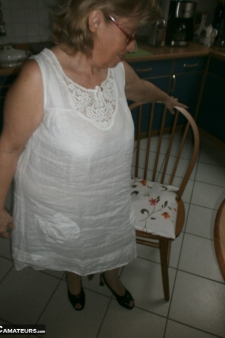 Пожилая дама с великолепными ногами показывает свои покрытые потными волосами подмышки 18