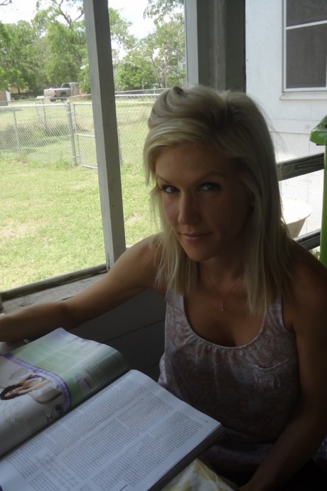 Горячую блондинку-любительницу застукали за этим занятием на различных откровенных снимках 11