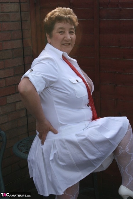 Зрелая жирная кудрявая Кэрол раздевается до нижнего белья и сексуальных нейлоновых чулок во дворе 6