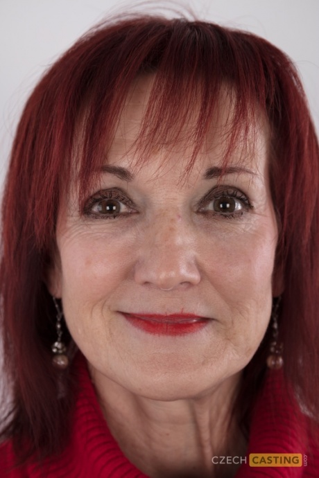 Рыжеволосая Ирена постарше стоит обнаженной после того, как разделась для своего дебюта в обнаженном виде 1