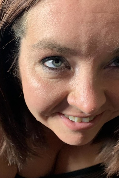 Сексуальная толстушки постарше Nebbw капает спермой со своего подбородка во время действия от первого лица 18