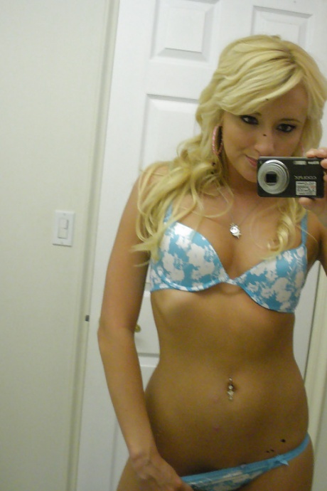 Подборка снимков, на которых блондинка Мэллори Рэй Мерфи делает селфи обнаженной 9