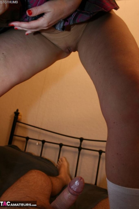 Британскую любительницу Трейси Лейн трахают в задницу в белых носках 4