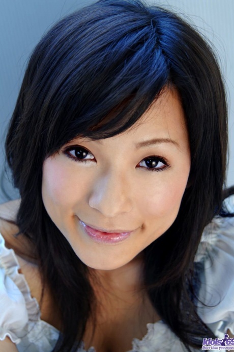 Японская молоденькая Кахо Касуми обнажает большие сиськи и попку во время смены нижнего белья 2