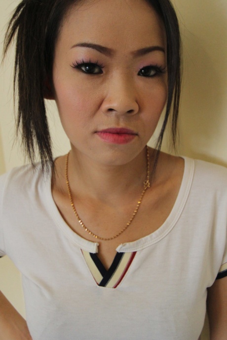 Азиатка с татуировкой бродяги трахается с секс-туристом в стиле POV 1