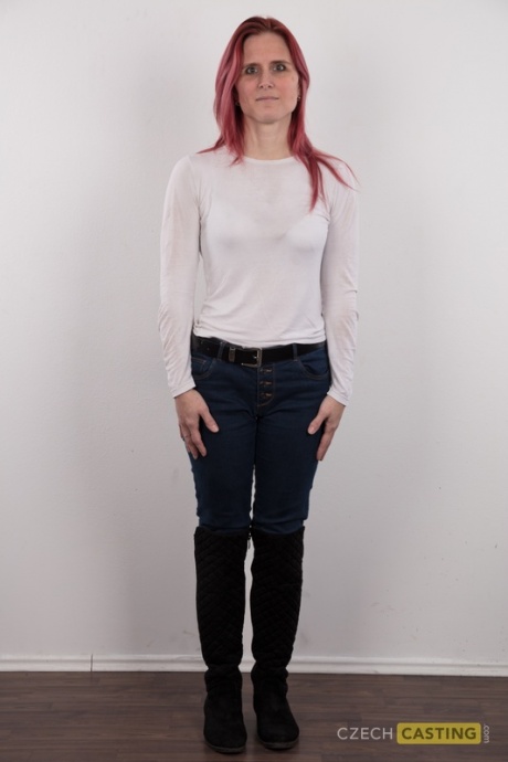 Рыжеволосая любительница Квета показывает свою разномастную грудь, стоя голой 2