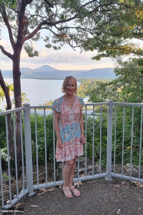 Пожилая блондинка с отвисшими сиськами Жаклин лежит обнаженной на своей кровати 1