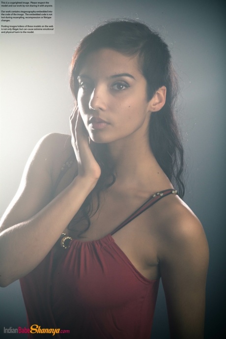 Красивая женщина Дези снимает свое платье, чтобы обнажить свои большие натуральные сиськи 11