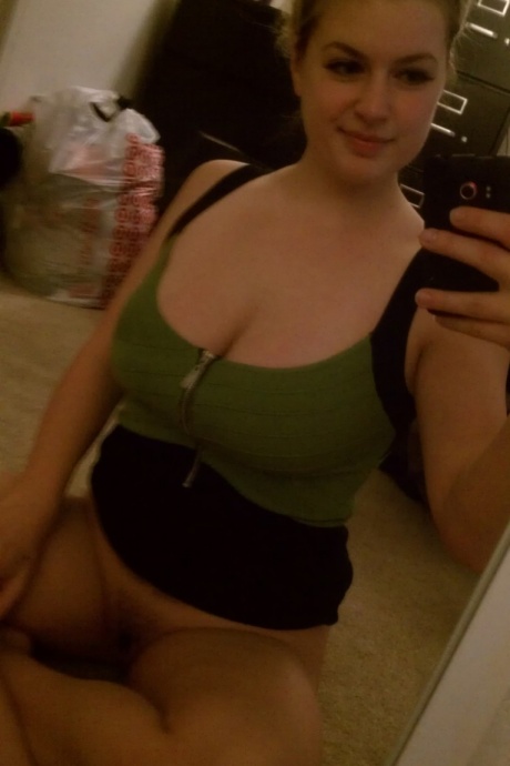 Блондинка-любительница Даниэль делает селфи обнаженной в ванной отеля 15