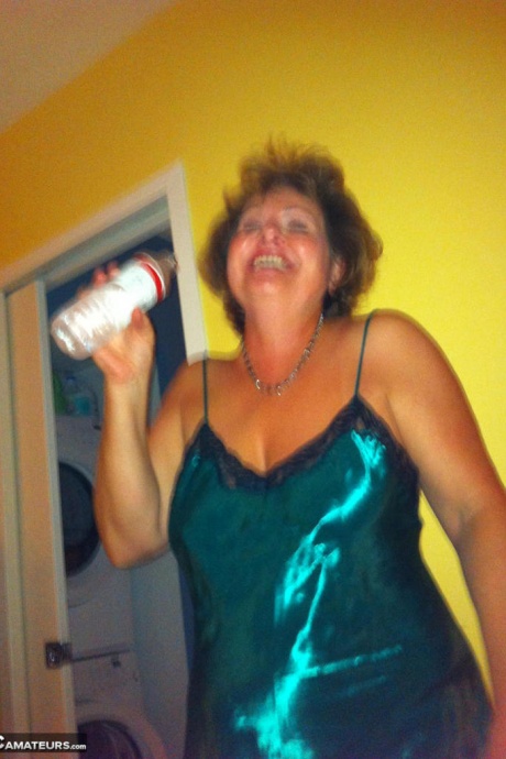 Грудастая любительница постарше Блисс раздвигает свою покрытую спермой киску во время действия от первого лица 5