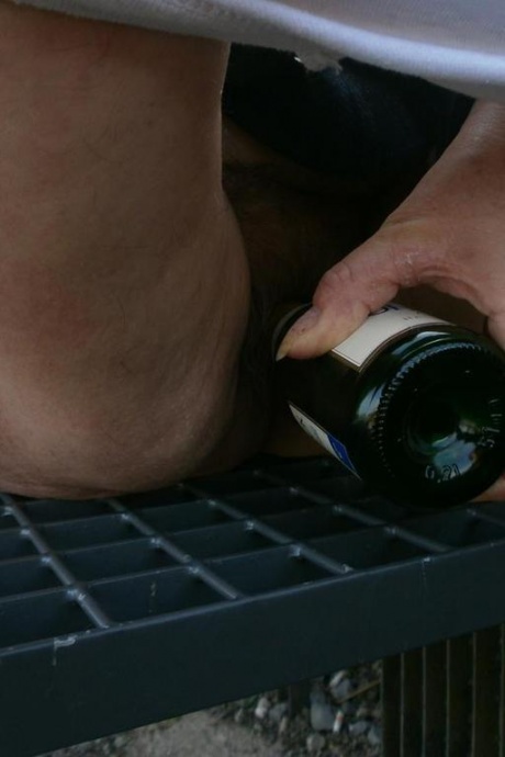 Возбужденная старая Каро на открытом воздухе в сапогах раздвигает киску, чтобы поиграть с бутылкой вина 4