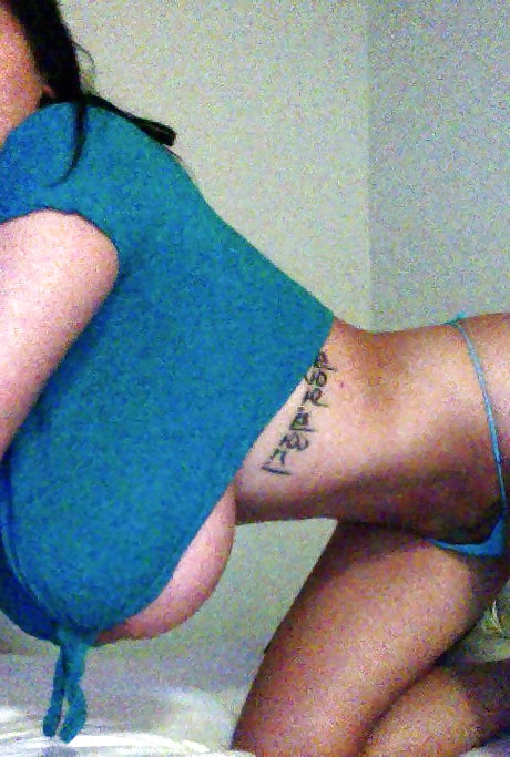 Пышногрудая евро леди Лиэнн Кроу демонстрирует массивные дыни на самодельных селфи 13