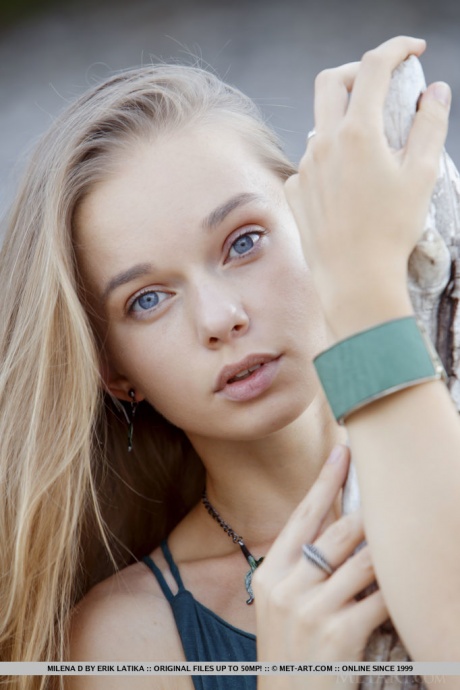 Красивая молоденькая Милена Ди показывает свою подстриженную киску на камнях в русле реки 1