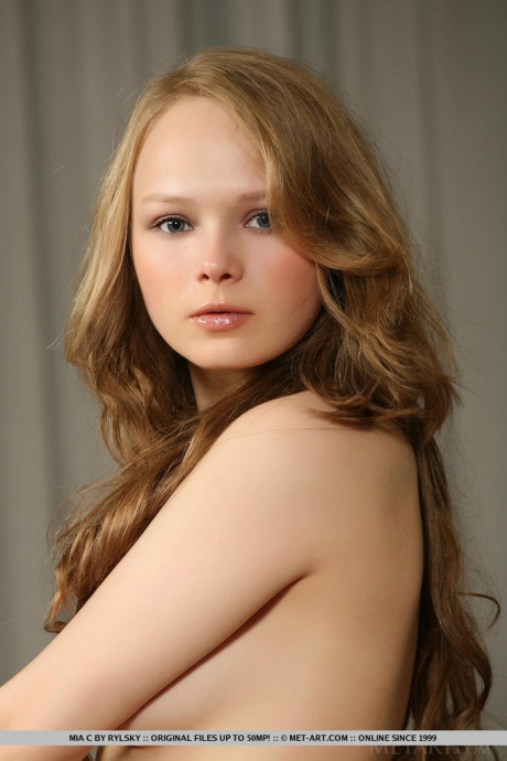 Голая русская молоденькая Миа Си широко раздвигает ноги, чтобы показать свою тугую киску 1