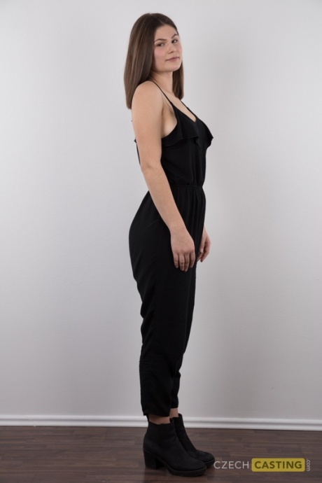 Брюнетка Тереза стоит обнаженной во время своего дебюта в обнаженном виде, прежде чем сесть 3