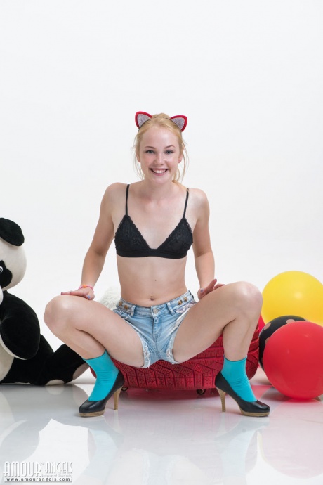 Симпатичная девушка-подросток со светлыми волосами и мышиными ушками раздевается до носков и каблуков 4