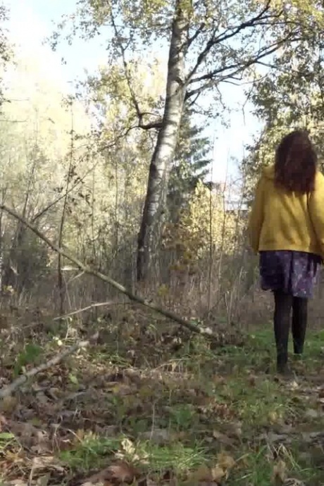 Рыжеволосая девушка Алекса снимает свой шланг, чтобы пописать у здания в лесу 15