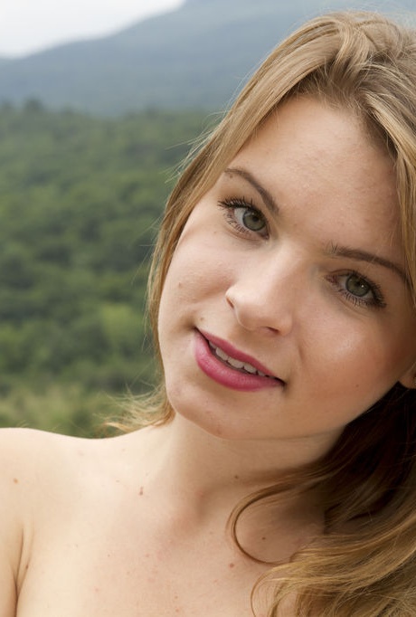 Обнаженная русская подросток Малинда А взбирается на вершину холма, чтобы продемонстрировать свое твердое тело 7