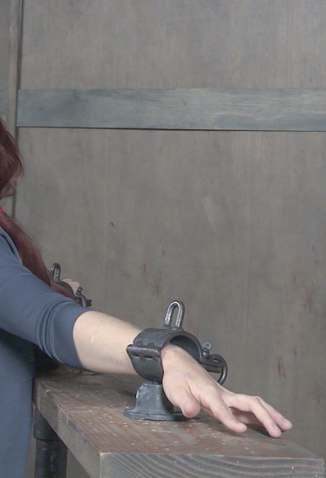 Рыжеволосую секс-рабыню Вайолет Монро заставляют глубоко заглатывать член 14