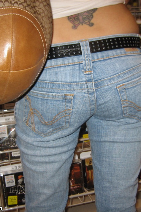 3 сестры демонстрируют свое нижнее белье под юбкой в общественных местах 11