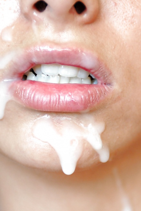 Знойная латиноамериканка Моник Мэдисон трахает огромный член своей задницей 16