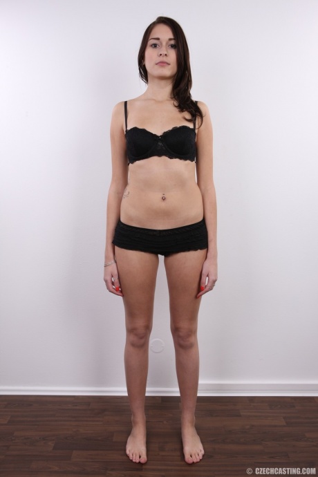 Молодая любительница Зузана снимает джинсы и трусики, чтобы предстать обнаженной перед камерой 5