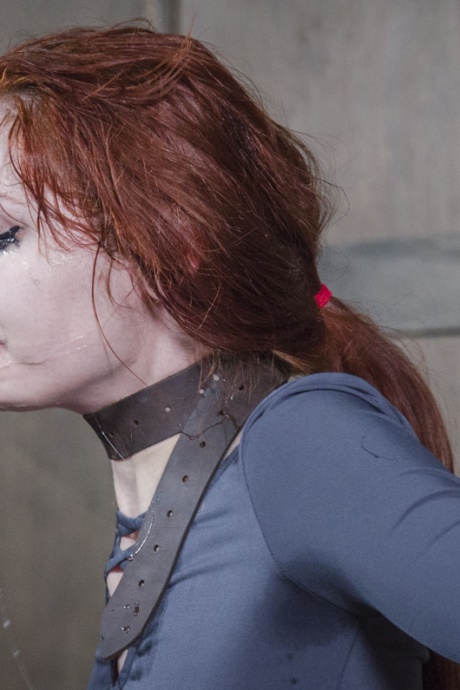 Рыжеволосую секс-рабыню Вайолет Монро заставляют глубоко заглатывать член 11