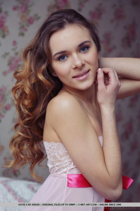 Сладкая молоденькая Кэти А с босыми ногами широко раздвигает голую лысую киску 1