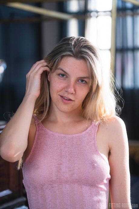 Молоденькая блондинка Миша Рен обнажает свой пышный зад перед мастурбацией 1