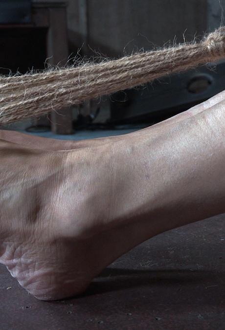 Зрелая шлюха Пейнтбой Эмма в конце концов издает леденящий кровь крик 4