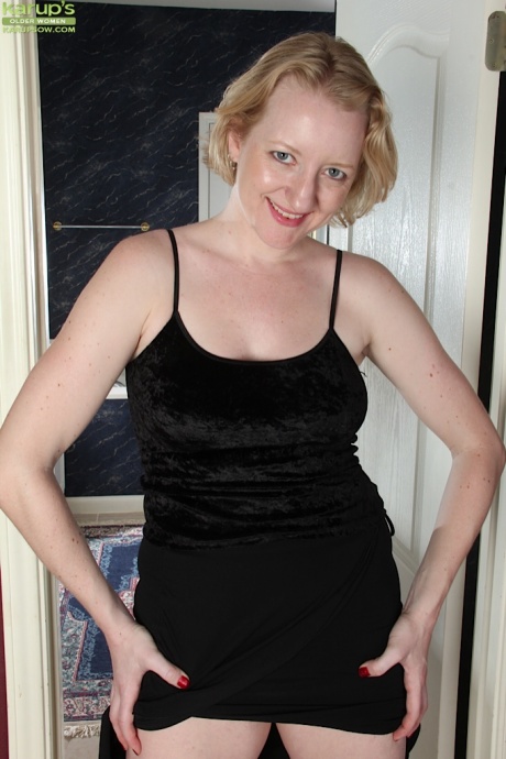 Русская жена Аня Волков хватает свою голую задницу и раздвигает ее пизду красными ногтями 2