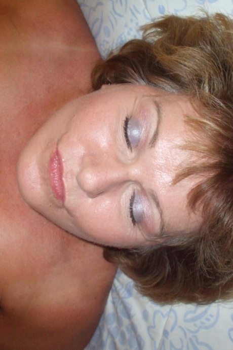 Пожилая грудастая любительница Блисс облизывает свои губы, работая без сексуального нижнего белья 7