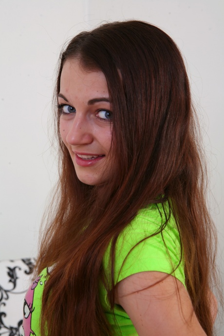 Молодая русская девушка лижет фаллоимитатор после того, как полностью разделась 2