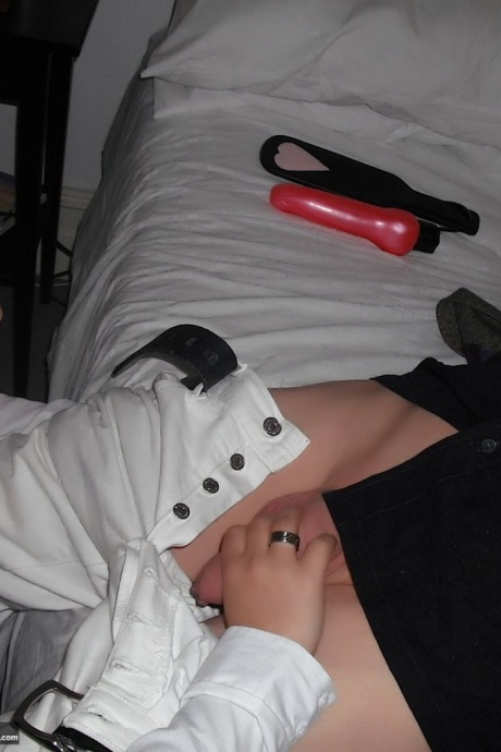 Любительская цыпочка Кимберли Скотт мастурбирует вибратором перед тем, как кончить 6